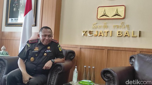 Kajati Bali Ketut Sumedana saat ditemui detikBali di ruang kerjanya, Rabu (27/3/2024). (I Wayan Sui Suadnyana/detikBali)