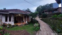 Sebagian kaum pria tak jarang berkeliling kampung di malam hari menjaga rumah mereka agar tetap aman.