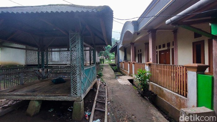 Kampung Gintung, RT 03/07, Desa Cibenda, Kecamatan Cipongkor, Kabupaten Bandung Barat (KBB) mendadak sunyi menjelang malam. Kampung Gintung, RT 03/07, Desa Cibenda, Kecamatan Cipongkor, Kabupaten Bandung Barat (KBB) mendadak sunyi menjelang malam.