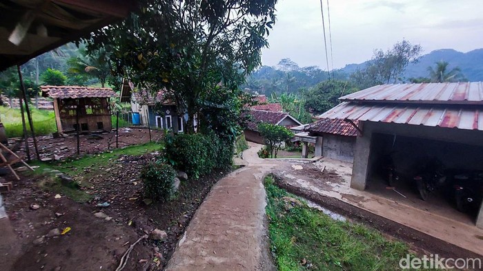 Kampung Gintung, RT 03/07, Desa Cibenda, Kecamatan Cipongkor, Kabupaten Bandung Barat (KBB) mendadak sunyi menjelang malam.