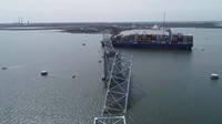 Jembatan sepanjang 3 kilometer itu pun roboh.