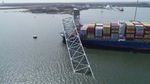 Lihat Lagi Momen Kapal Kargo Tabrak Jembatan di Baltimore AS