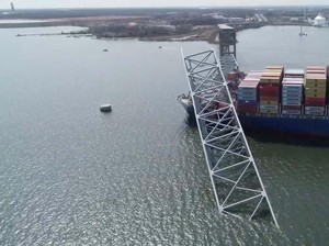 Awak Kapal Kontainer yang Rubuhkan Jembatan di AS Belum Keluar