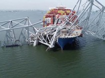 Lihat Lagi Momen Kapal Kargo Tabrak Jembatan di Baltimore AS