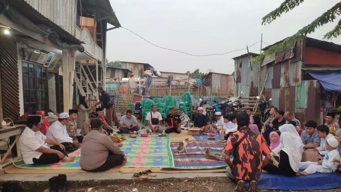 Malam Kedermawanan di Mampang: Kapolsek Berbagi Kehangatan dengan Warga Terpinggirkan