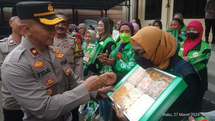 Kapolsek Pesanggrahan Kompol Tedjo Asmoro memberikan paket sembako hingga THR ke ojol-disabilitas di Jaksel.