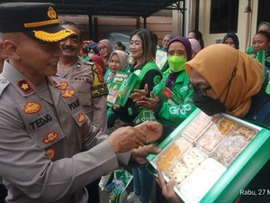 Polisi Bagi-bagi Sembako dan THR ke Ojol hingga Disabilitas di Jaksel