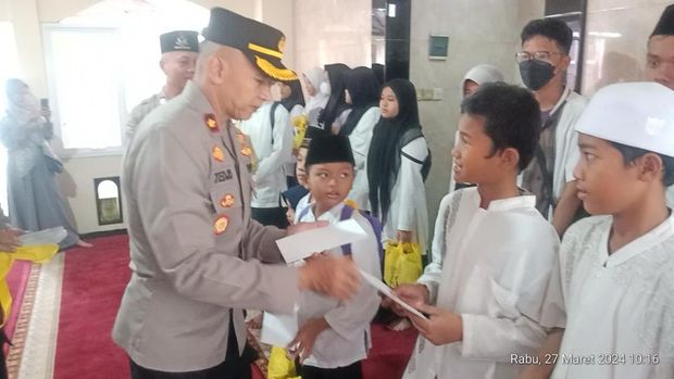 Kapolsek Pesanggrahan Kompol Tedjo Asmoro memberikan paket sembako hingga 'THR' ke ojol-disabilitas di Jaksel.