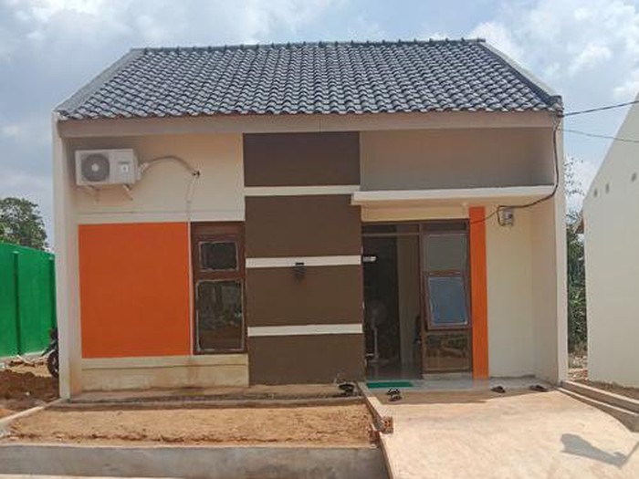 Tampilan depan rumah di Kapuran Hijau Asri