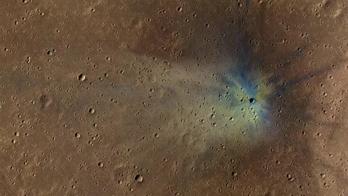 Kawah muda Corinto di Mars yang dikelilingi ratusan kawah sekunder yang terbentuk selama peristiwa tumbukan kuno yang sama. Foto ditangkap oleh Mars Reconnaissance Orbiter milik NASA.