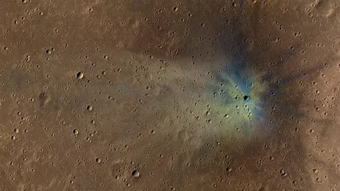 Kawah muda Corinto di Mars yang dikelilingi ratusan kawah sekunder yang terbentuk selama peristiwa tumbukan kuno yang sama. Foto ditangkap oleh Mars Reconnaissance Orbiter milik NASA.