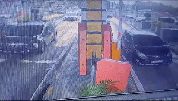 Kecelakaan beruntun di Gerbang Tol (GT) Halim Utama terekam CCTV yang ada di lokasi. Sejumlah kendaraan terpental akibat ditabrak truk engkol tersebut. (dok Ist)