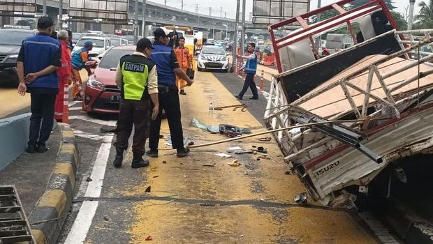 Kecelakaan beruntun di Gerbang Tol Halim. (Instagram @tmcpoldametro)