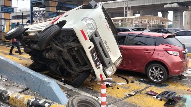 Kecelakaan beruntun di Gerbang Tol Halim. (Instagram @tmcpoldametro)