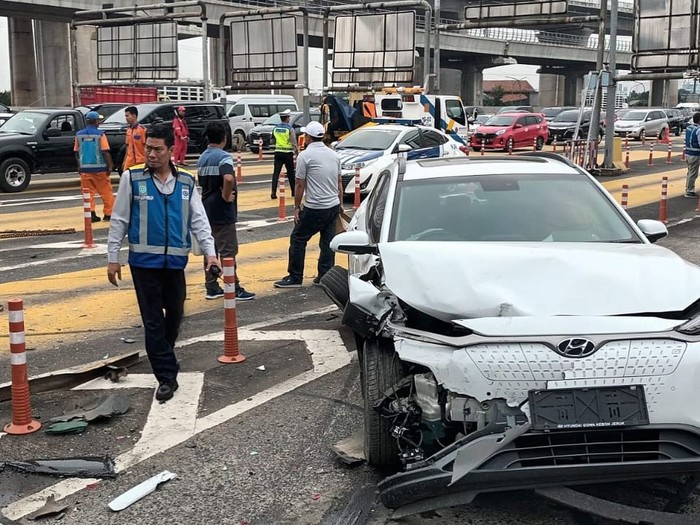 Kecelakaan beruntun di Gerbang Tol Halim