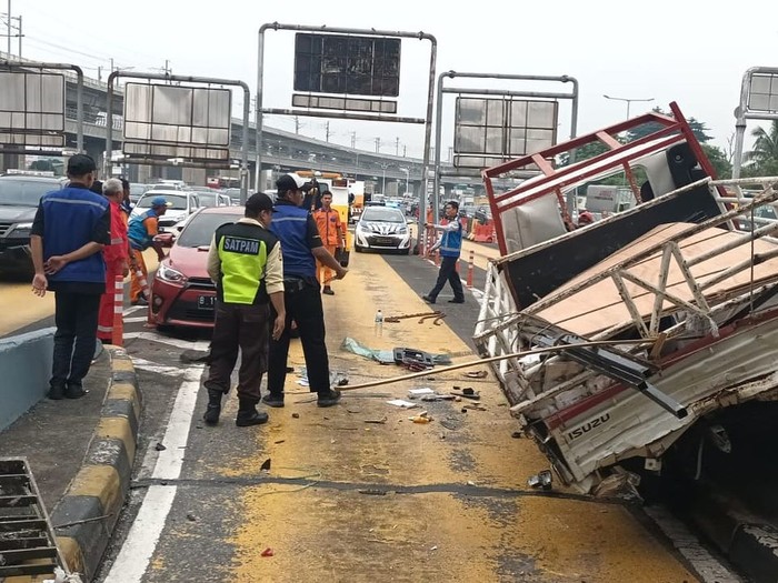 Kecelakaan beruntun di pintu Tol Halim. Kecelakaan beruntun di pintu Tol Halim.