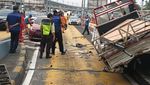 Penampakan Horor Mobil Remuk-Terguling di Kecelakaan Beruntun Tol Halim