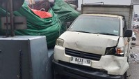 Beberapa kendaraan itu pun tampak rusak parah setelah terlibat kecelakaan. Bahkan ada kendaraan yang sampai terguling. Foto: Doc. TMC Polda Metro Jaya