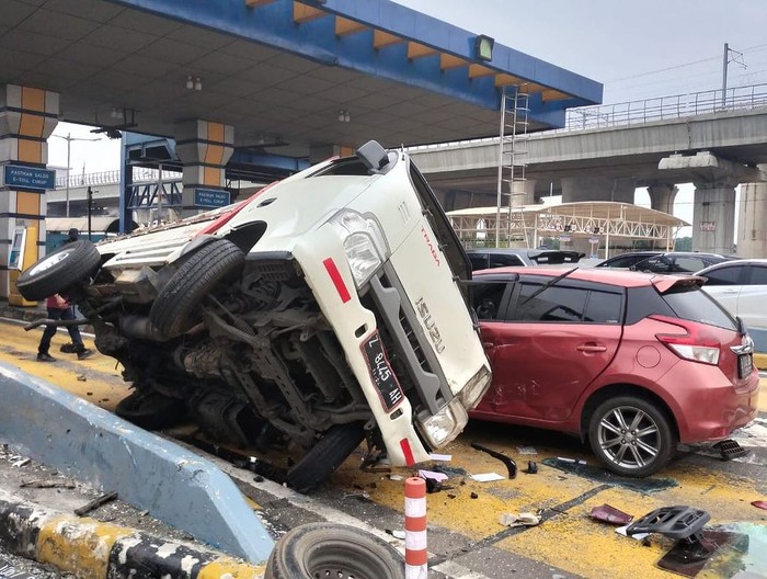 Kecelakaan beruntun di pintu Tol Halim.