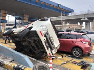 Video Penampakan Kecelakaan Beruntun di Gerbang Tol Halim