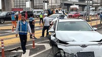 Mobil listrik Hyundai Kona berkelir putih remuk di bagian bumper depan. Foto: Doc. TMC Polda Metro Jaya