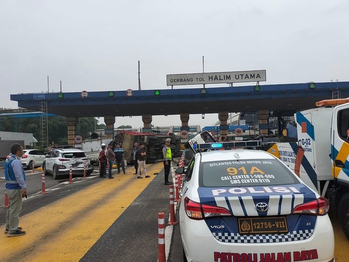 Kecelakaan beruntun di pintu Tol Halim. Kecelakaan beruntun di pintu Tol Halim.