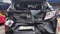 Honda Brio berkelir hitam penyok dan rusak parah setelah mendapat hantaman dari arah belakang. Foto: Doc. TMC Polda Metro Jaya