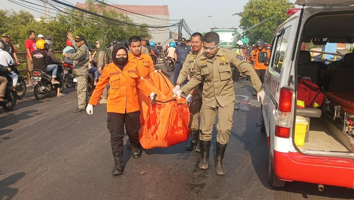 Kecelakaan tewaskan dua wanita yang berboncengan di Surabaya