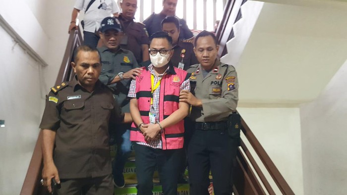 Kejari Medan menangkap Bendahara Pengeluaran Badan Layanan Umum (BLU) RSUP Adam Malik, AD. (Goklas Wisely/detikSumut)