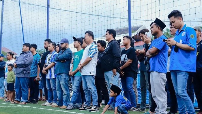 Kelompok suporter Panser Biru menonton pemain PSIS latihan, Rabu (27/3/2024).