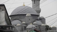 Masjid Jami Al-Fajri terinspirasi arsitektur Masjid Biru di Istanbul. Masjid ini mengusung gaya Ottoman, baik dari tampak luar maupun tampak dalam masjid.   