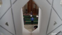 Walau dalam tahap pembangunan, masjid dua lantai ini sudah bisa dipakai untuk aktivitas ibadah.   
