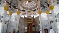 Tampak sejumlah warga tengah beribadah di Masjid Jami Al-Fajri.  