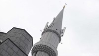Masjid Jami Al-Fajri juga memiliki bentuk menara yang kurang lebih mirip Masjid Biru atau Masjid Sultan Ahmed di Istanbul.  
