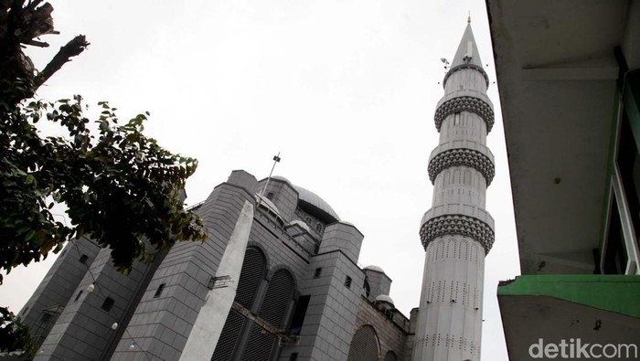 Masjid Jami Al-Fajri mengadopsi arsitektur Masjid Biru Istanbul. Masjid ini berada di kawasan Pejaten, Jakarta Selatan.
