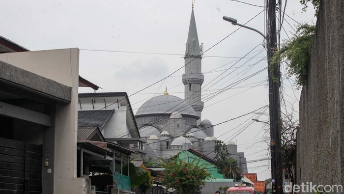 Kembaran Masjid Biru Istanbul Ini Berdiri Kokoh di Pejaten Masjid Jami Al-Fajri mengadopsi arsitektur Masjid Biru Istanbul. Masjid ini berada di kawasan Pejaten, Jakarta Selatan.