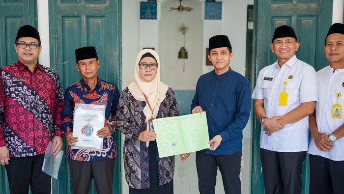 Wakil Menteri Agraria dan Tata Ruang/Badan Pertanahan Nasional (ATR/BPN), Raja Juli Antoni, kunjung kerja ke Tuban, Jawa Timur. Dalam kunjungan itu Raja menyerahkan sertifikat tanah Situs Makam Sunan Bonang seluas 4.377 meter persegi.