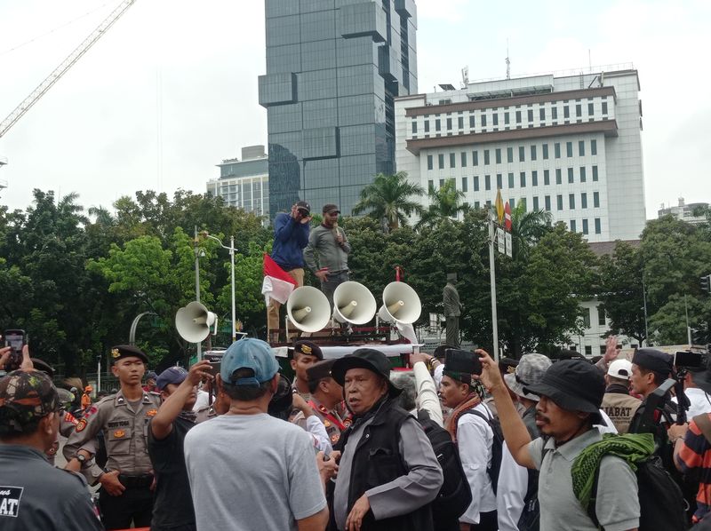 Kericuhan antara dua kelompok pedemo di Patung Kuda, Jakarta Pusat (Taufiq/detikcom)