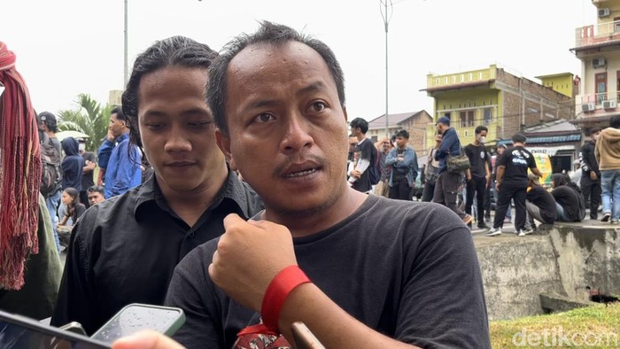 Ketua Dewan AMAN Roganda Simanjuntak ketika memberi keterangan. (Raphaella/detikSumut)