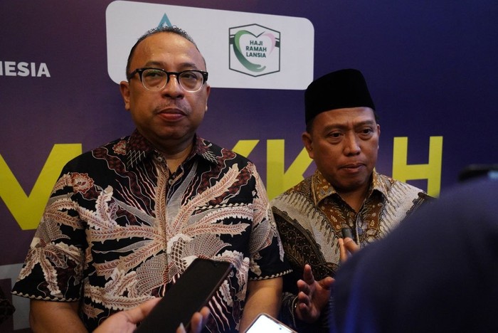 Ketua Dewan Direksi Mashariq Muhammad Amin Indragiri (kiri) dan Direktur Bina Haji Kemenag Arsad Hidayat (kanan) dalam Bimtek PPHI Arab Saudi di Asrama Haji Pondok Gede, Jakarta Timur, Selasa (26/3/2024) malam.