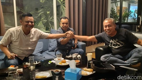 Ketua DPD Demokrat IJU (kiri), Sekretaris DPW NasDem Wahidjan (tengah), dan Wakil Ketua DPW Partai Gelora NTB Mujiburrahman (kanan) saat bertemu pada Selasa (26/3/2024).
