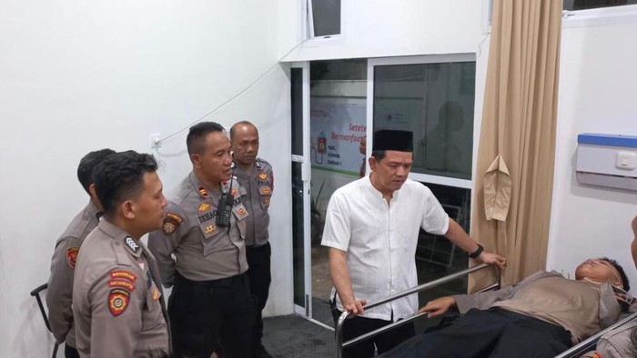 : Korban saat di besuk Kapolresta Padang, Kombes Pol Ferry Harahap. (dok. Polresta Padang)