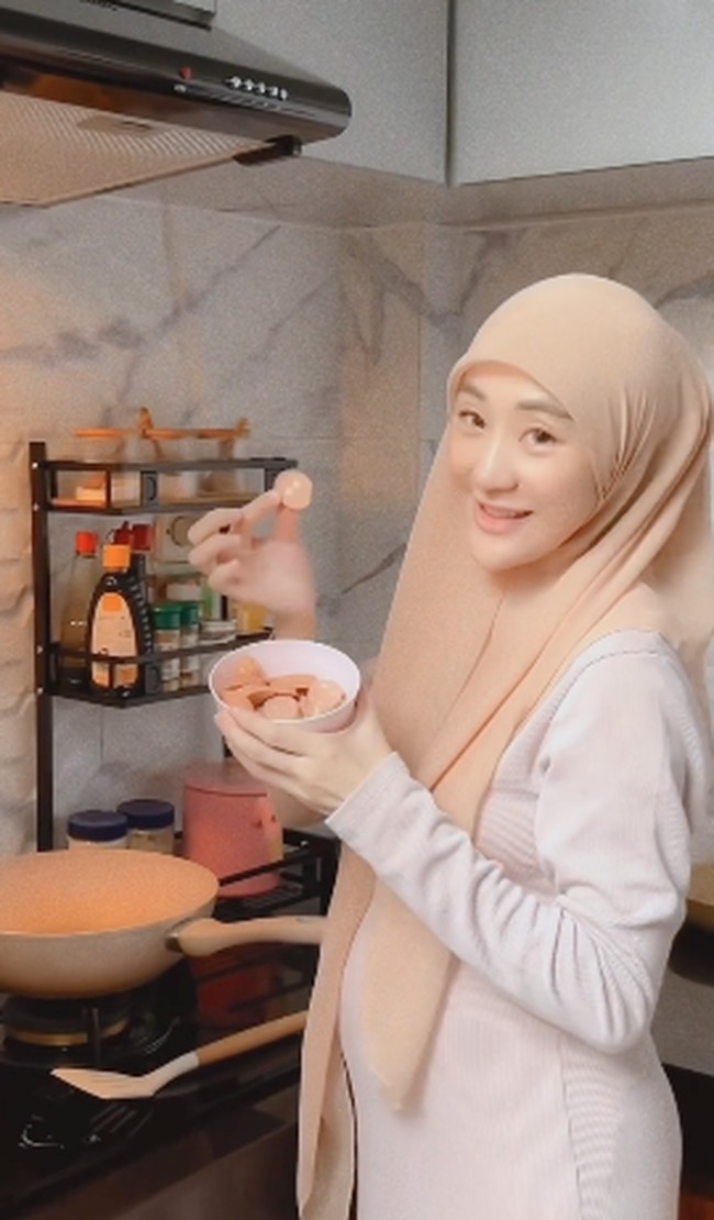 Larissa Chou terlihat segar dan bugar selama hamil anak kedua. Wajahnya terlihat lebih bersinar. Foto: Instagram @larissachou