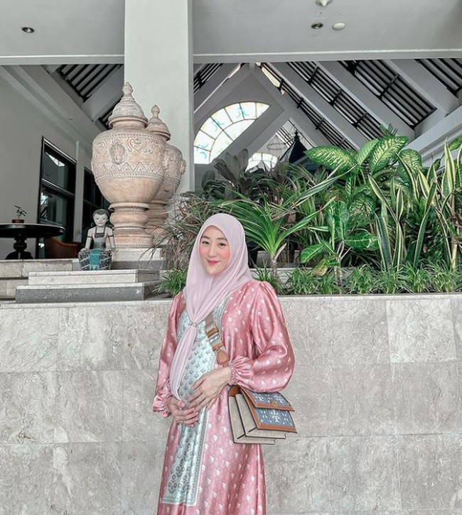 Pada beberapa potret terbarunya, Larissa Chou terlihat bahagia saat memamerkan baby bump. “Becoming better is such a priority & privilege. Allahumma Baarik,” tulisnya di Instagram. Foto: Instagram @larissachou