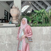 Pada beberapa potret terbarunya, Larissa Chou terlihat bahagia saat memamerkan baby bump. “Becoming better is such a priority & privilege. Allahumma Baarik,” tulisnya di Instagram. Foto: Instagram @larissachou