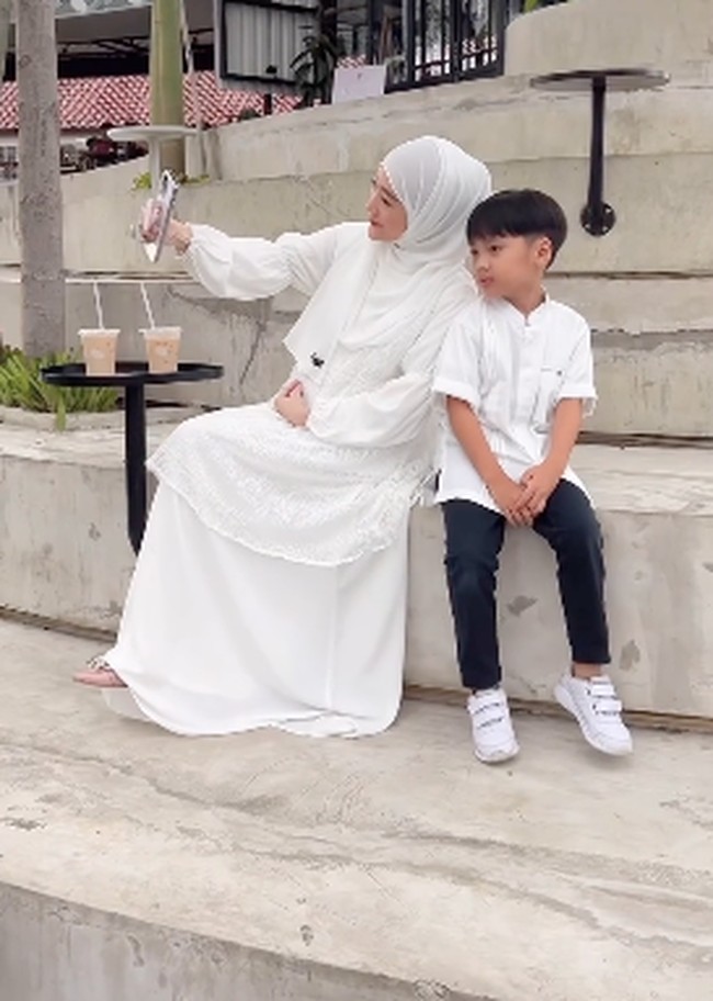 Ada pula momen ketika berpergian dengan putranya sambi memamerkan baby bump. Larissa Chou sedang menikmati kehidupannya sebagai calon ibu dua anak. Foto: Instagram @larissachou