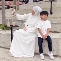 Ada pula momen ketika berpergian dengan putranya sambi memamerkan baby bump. Larissa Chou sedang menikmati kehidupannya sebagai calon ibu dua anak. Foto: Instagram @larissachou