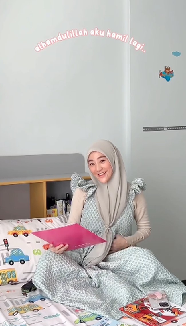 Kini usia kandungan Larissa Chou memasuki 6 bulan. Tak heran jika semakin ke sini, semakin kelihatan baby bump-nya. Foto: Instagram @larissachou