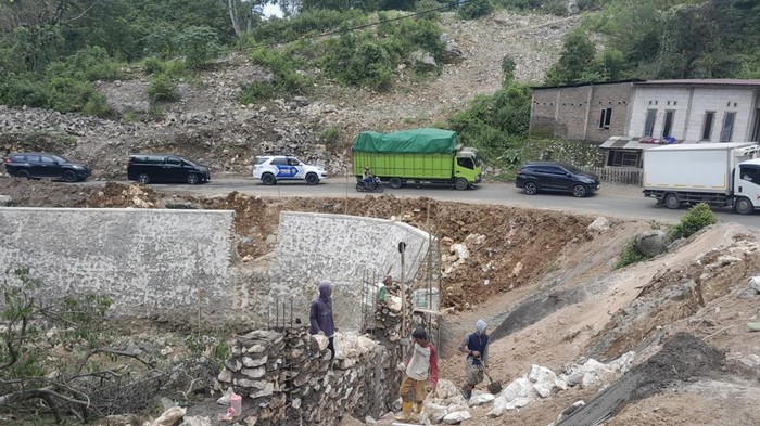 Macet di Jalan Poros Maros-Bone di Camba, Rabu (27/3/2024).
