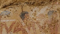 Sebuah misi arkeologi dari Institut Arkeologi Jerman di Kairo telah sukses mengidentifikasi jasad yang dimakamkan dalam mastaba ini yakni seorang pejabat istana Kerajaan Lama Mesir kuno bernama Seneb-neb-ef dan istrinya Idut. Foto: (Dok Kementerian Pariwisata dan Kepurbakalaan Mesir)